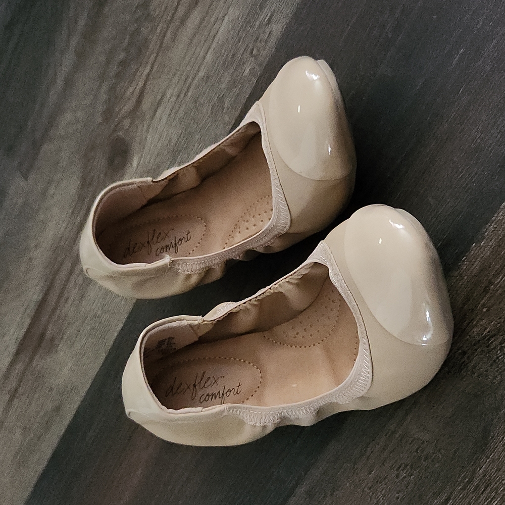 Payless Shoes DEXFLEX comfort nude patent Claire flat shoes size 6 1/2